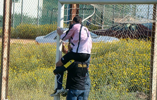 שוער הוד השרון מתקן חור ברשת לפני הפתיחה(צילום:לירן דורף)