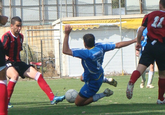 אורן סממה(בכחול)מתקל את יובל שאווט מעפולה(צילום:לירן דורף)