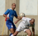 איציק לוי מכדרר על הגב מול חנן אסור(צילום:לירן דורף)