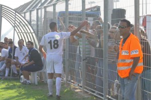 אורי קרגולה חלוץ יבנה ניגש לאוהדים