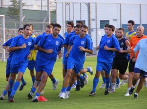 שחקני עפולה רצים למקום הראשון