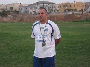 כל אחד יודע את תפקידו במגרש. מאיר כהן