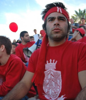 בכפר קמא רגועים. אוהד האולטראס (אסלן אבגאנה)