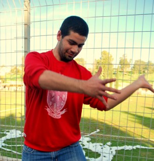 אוהד כפר קמא. ירקדו בשבת? (למצולם אין קשר לכתבה)