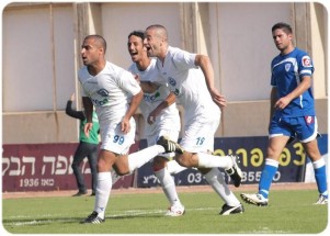 שחקני יפו חוגגים עם עידן דוד את השלישי (בועז רביד)