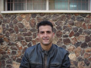 שלוש נקודות, שני שערים וילדה אחת. ניר חזוט (רונן סגל)