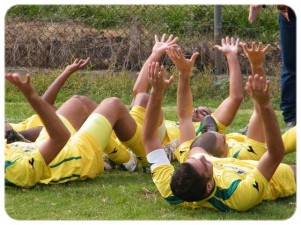 האם יחגגו כך בשישי?. שחקני שעריים (צילום: שמעון לוי)