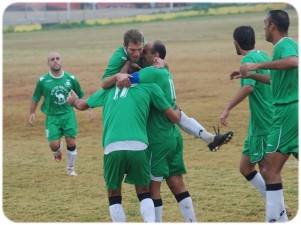 שחקני דליה חוגגים אחרי השער הרביעי