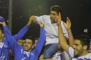 חוגגים עלייה. סתיו אלימלך ורונאל חדד מתחתיו