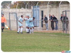 עירוני רמלה ברגע מקרי של שמחה.