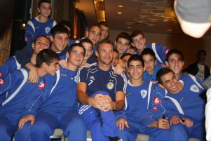 שבצ'נקו מוקף בשחקני הנוער של בני אילת