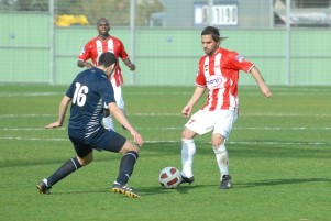 ליאור אסולין עם הכדור שלזינגר (בכחול) לא נותן לעבור.(צילום יניב ליכט)