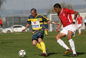 אילן טל שומר על הכדור פרנסמן משגיח מקרוב