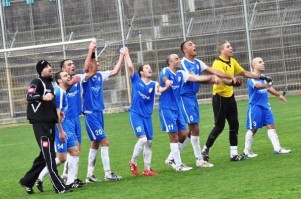 חוגגים עם הקהל את נצחון הדרבי.שחקני דליה