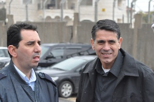 דרישות חסרות פרופורציה .אבי לוי (מימין)ורב פקד אברהם קדוש.