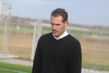 השתלח בשחקניו.המאמן פליקס נעים