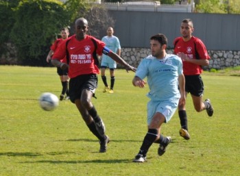 תומר טדסה(באדום)במאבק על הכדור עם תומר מיארה.