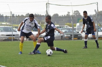 מחמוד יאסין מול תובל גלעד(בלבן)