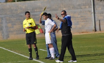 נבוא לשחק כדורגל התקפי!. ארמה(מימין)