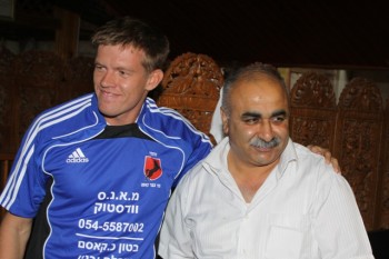 ראש עיריה כפר כאסם עם הזר האסטוני סיסקה.(צילום:שלומי גבאי)