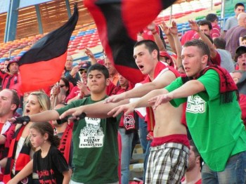 קטמון שלטה בליגה. אוהדי הקבוצה חוגגים (רועי אלחנני)