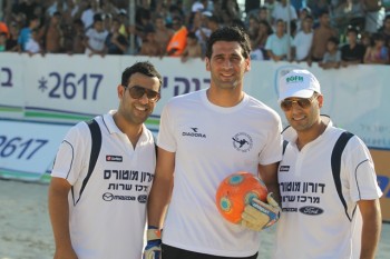 השוער אוהד כהן עם הזמרים דודו אהרון ועידן יניב 