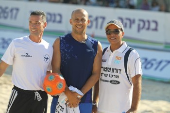 תחרות הפנדלים. דידי הררי (באמצע) אהרון אהרון (מימין) והשוער מאיר כהן