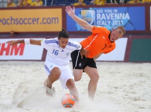 אלברט נקש(בלבן)מול שחקן הולנדי