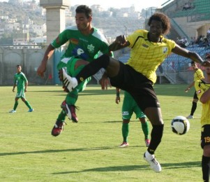 רמי עמאר (בצהוב) מול שחקן נצרת