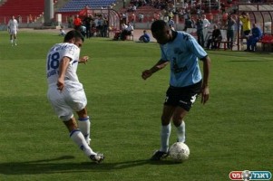 כבר שנתיים בליגה. עאטף אבו בילאל (בתכלת. צילום: שי מוגליבסקי)