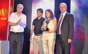 אימו ואחיו של רפאלוב מקבלים עבורו את הפרס.