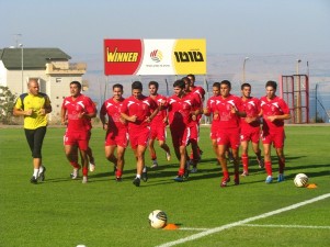 שחקני הקבוצה באימון הבכורה (צילום: עודד חסין).
