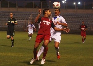 זדה (באדום) וזרוס מחפשים את הכדור (צילום: לירן דורף).