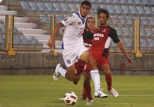 צמח (מימין) במדי הפועל הרצליה. (צילום: לירן דורף).