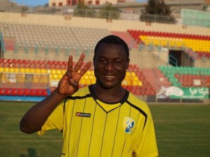 בסימן שלוש. איברהים בסיט. (צילום: מוחמד חאדר אניס).