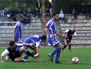 גיא בוגנים עם הכדור במדי כרמיאל/צפת.