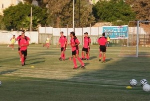 מחנה אימונים במגרש הביתי. שחקני מרמורק. (צילום: שמעון לוי).