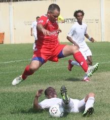 סנדור מרחף מעל רטה