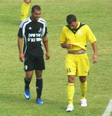 שחקן מעלות יורד מאוכזב.עליסאת מאושר