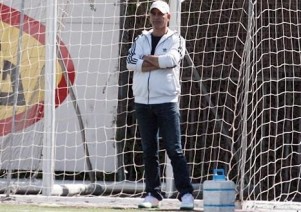 רוצה לשחק כדורגל. אריה יהב (לירן דורף)