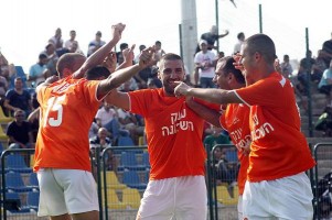 מקווים לחגוג ברביעי. שחקני כפר שלם (רועי אסרף)