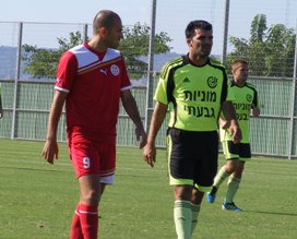 קובי שריקי (באדום) עם ישראל דרור.