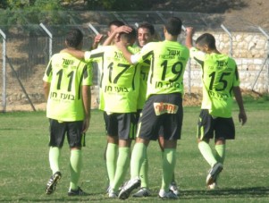 פשאי חוגג שלישייה (צילום: עידן נדב )