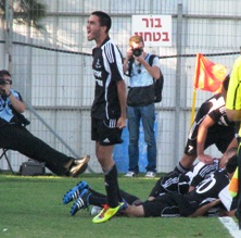 סופאן זועבי מול הקהל של טבריה.