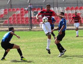 בלביליה עם הכדור פריד טאהר בכוננות.