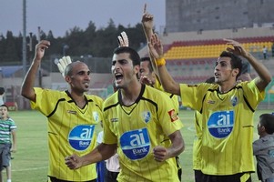 שחקני פאחם חוגגים בסיום. (צילום: מוחמד חאדר אניס).