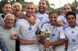 שחקני אזור חוגגים עם הגביע.