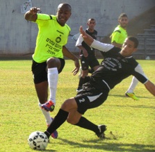 מוחמד עמריה מתקל את אפרים אספא.