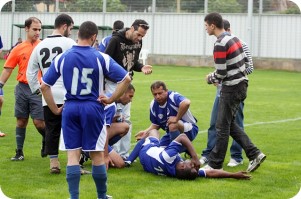 איברהים סרסור ושחקני ניבראס (צילום: לירן דורף)