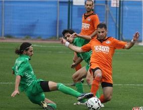 נחבא אל הכלים. פרץ (בכתום) במדי מלאכי בעונה שעברה